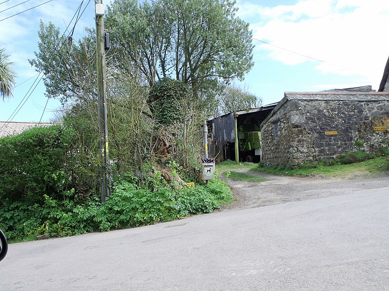 File:Farm buildings, Church Cove, Lizard - geograph.org.uk - 2366879.jpg