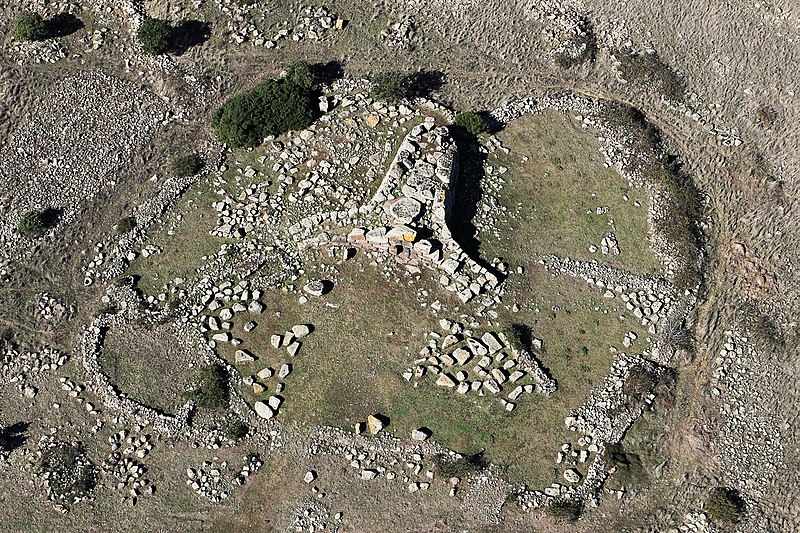 File:Foto aerea della tomba Tomba dei Giganti "Sa Domu 'e S'Orku2 in territorio di Siddi. La tomba risale al periodo nuragico.jpg