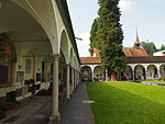 Friedhofhallen im Hof mit Friedhofkreuzen und Epitaphien