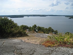 Utsikt mot söder över Mälaren från Gåseborg på Gåsberget.