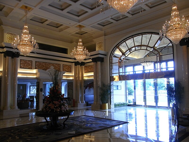 File:GD 廣東 肇慶 Zhaoqing Pearl Hotel Starlake interior hall ceiling lamps exit door July 2012.JPG