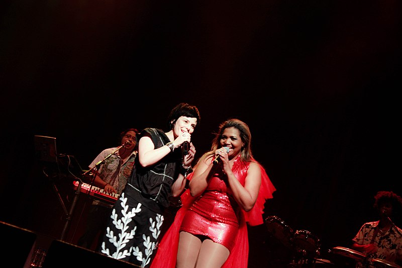 File:Gaby Amarantos e Fernanda Takai - Conexão Vivo BH (2).jpg