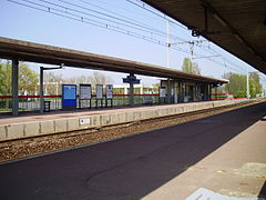 Andenes de la estación, a derecha en dirección de Choisy-le-Roi y de París.