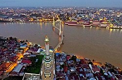 Panorâmica da cidade de Jambi à noite