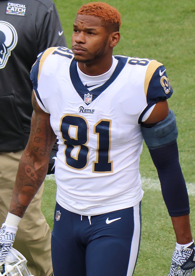 Tight end (7) Gerald Everett of the Los Angeles Chargers catches a