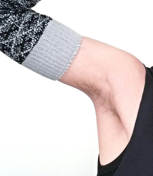 Berkas:Girl's armpit with arm warmer.jpg