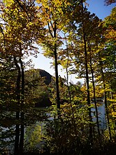 Herbstimpressionen am Guckaisee bei Poppenhausen mit Blickrichtung Südsüdwesten; im Bildhintergrund der Westteil des Eubebergs