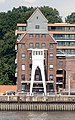 Deutsch: Getreidespeicher (Speicher D) mit Verladebrücke in Hamburg-Ottensen. This is a photograph of an architectural monument. It is on the list of cultural monuments of Hamburg, no. 15283
