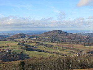 View from the Simmelsberg to the west northwest to the Großer Nallenberg (right) and the Kleine Nallenberg (left);  on the horizon the low mountain range Vogelsberg