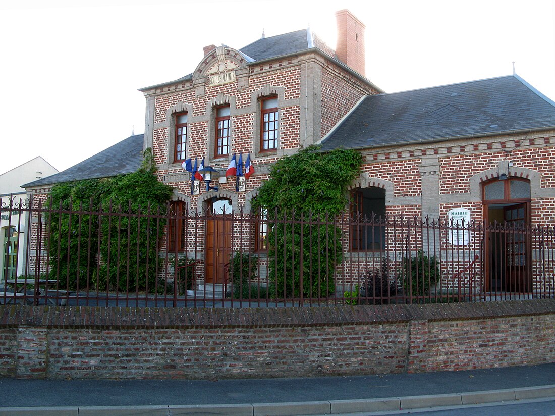 File:Grouches-Luchuel mairie 1.jpg