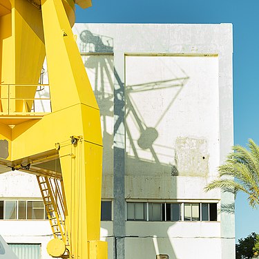 Grúa amarilla en el puerto de Huelva.jpg
