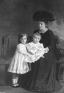 Gwendolen Fitzalan-Howard, Duchess of Norfolk with children, Speaight, CL No. 668 1909.jpg