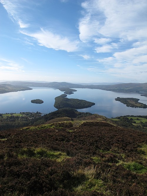 View along the Highland Boundary Fault from Conic Hill – the topographic ridge is mainly due to the presence of Devonian age conglomerates on the sout