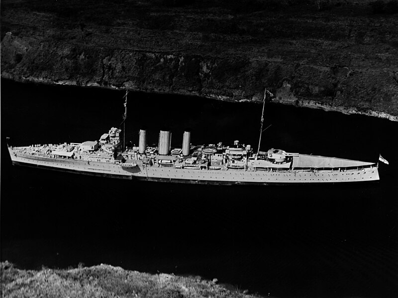 File:HMAS Australia (D84) on the Panama Canal in March 1935.jpg