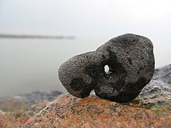 Witch stones. Куриный Божок камень. Куриный Бог. Камень с дыркой. Куриный Бог камень с дырочкой.