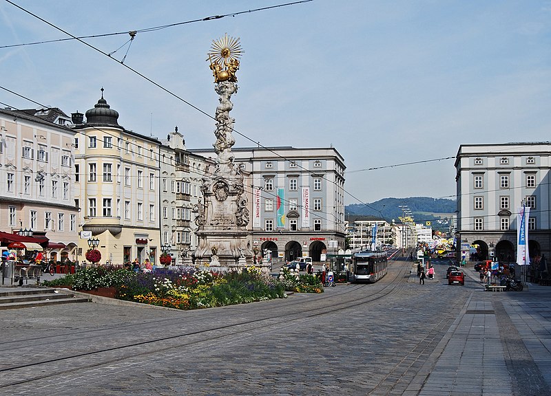 File:Hauptplatz Linz September 2013.jpg