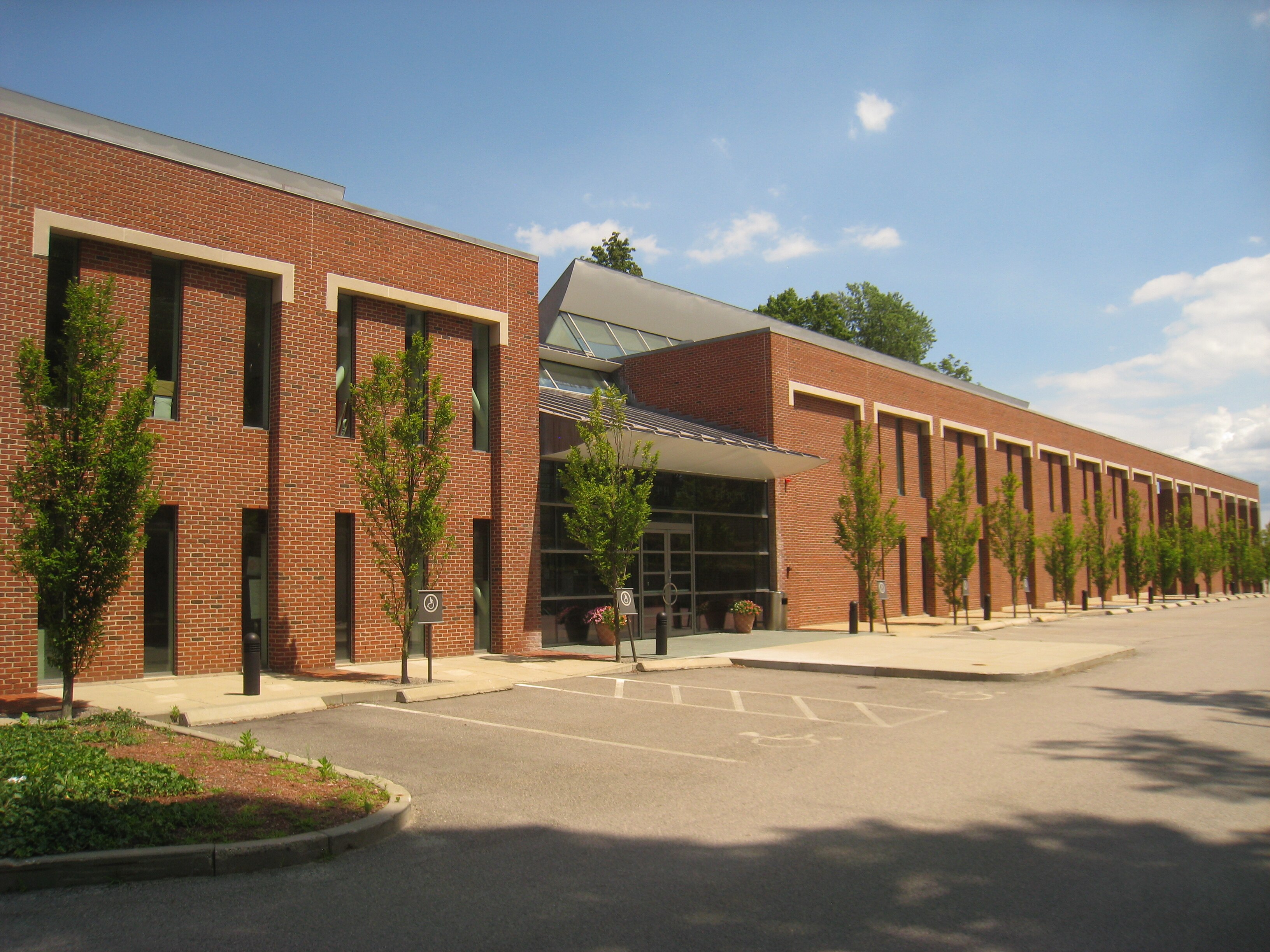 Middle brown. Newton South High School. Израильские колледжи. Ньютон Массачусетс улицы. Middlesex University.