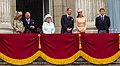 Die damalige Königin, Elisabeth die Zweite, zwischen ihrem Sohn, Prinz Charles, und ihrem Enkel, Prinz William, auf dem Balkon