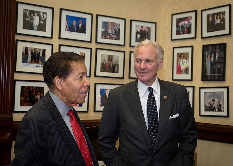 File:Henry McMaster with Cecil Williams in Museum.jpg