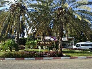 <span class="mw-page-title-main">Herev Le'et</span> Moshav in central Israel