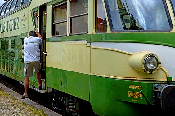 Using holding handles to get off the train