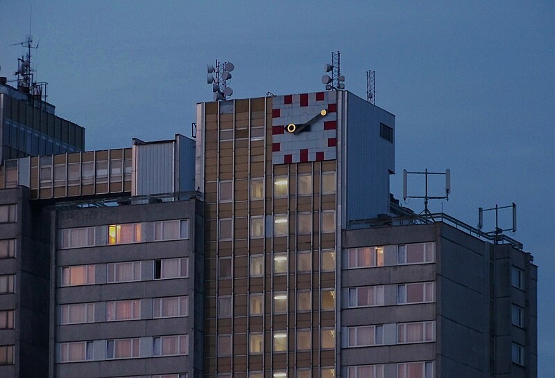 File:Hotel Kupa, hodiny za soumraku.jpg