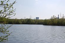 Hürther Waldsee, im Hintergrund der RWE-Kühlturm (Parkhaus) des Kraftwerk Goldenberg