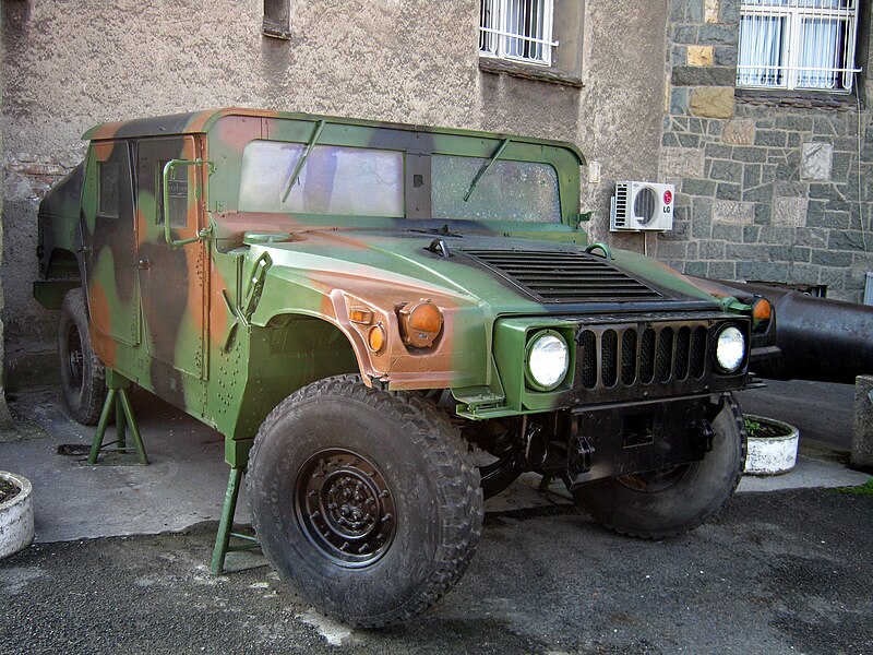 hummer veicolo 800px-Humvee_%28Belgrade_Military_Museum%29