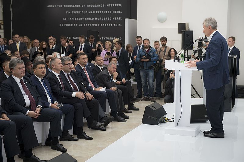 File:ILS 8336 German Khan speaks at Babi Yar 2016.jpg