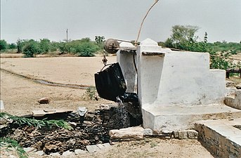 Das wüstenähnliche Land wird bewässert mit Hilfe von Tiefbrunnen