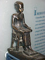 Giai đoạn cuối, bức tượng của Imhotep, trưng bày tại Bảo tàng Louvre, Pháp.