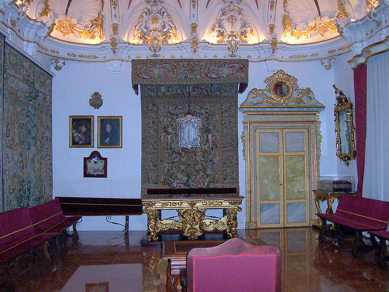 File:Interior do museo da Catedral de Santiago.jpg