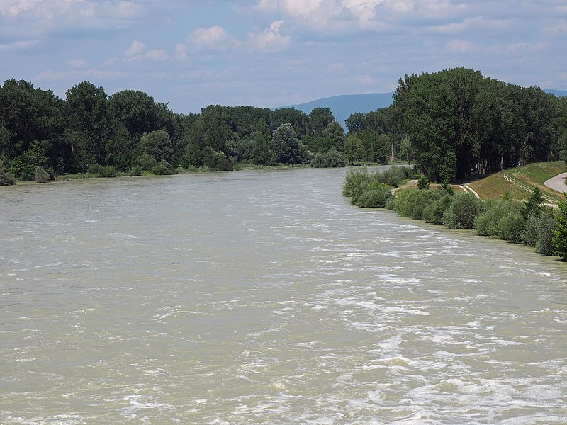 File:Isar nach der Staustufe Plattling.JPG