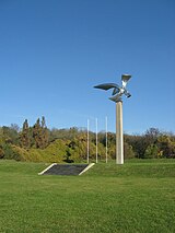 Централни споменик жртвама фашизма у спомен-парку Јајинци, рад вајара Војина Стојића