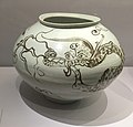 Jarre à décor de dragon et nuages. Porcelaine blanche, brun de fer sous couverte. H. 28,2 cm. XVIIe siècle. Musée national de Corée