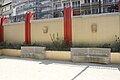 Le premier palier du jardin, équipé de bancs en pierre, en bois, et décoré par les mascarons provenant du pont Neuf.