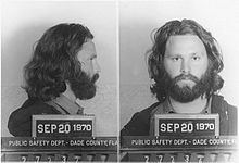 Photographie de Jim Morrison prise par la police de Miami le 20 septembre 1970 pour « comportement indécent », « nudité publique », « outrage aux bonnes mœurs » et « ivresse publique ».