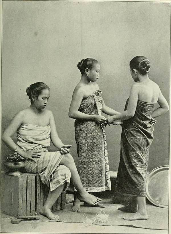 Three women wearing sarongs in 1905