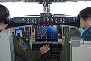 由罗克韦尔柯林斯开发，并由BAE安装的KC-135批次45玻璃驾驶舱，中央仪表被一块大型液晶显示器取代