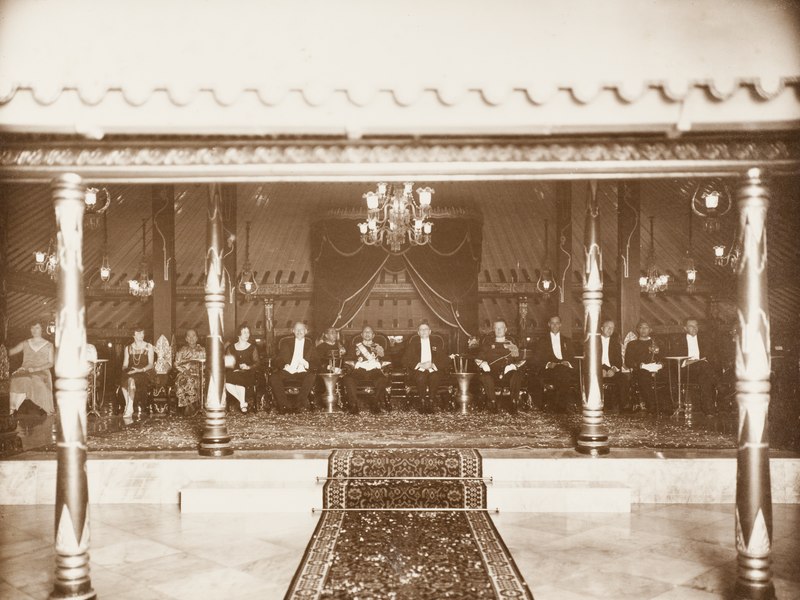 File:KITLV A1292 - P.R.W. van Gesseler Verschuir (gezeten rechts van het midden), bezoekt na zijn installatie als gouverneur van Jogjakarta sultan Hamengkoe Boewono VIII (gezeten links van het midden) in e, KITLV 49768.tiff