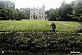Duitse soldaat wandelt in het park rond kasteel Savelkoul