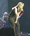 Clarkson a interpretar "Since U Been Gone" durante a digressão mundial My December Tour.