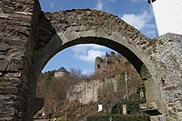 Kloster Ehrenstein: Torbogen-Blick vom Eingang auf die Burg-Ruine