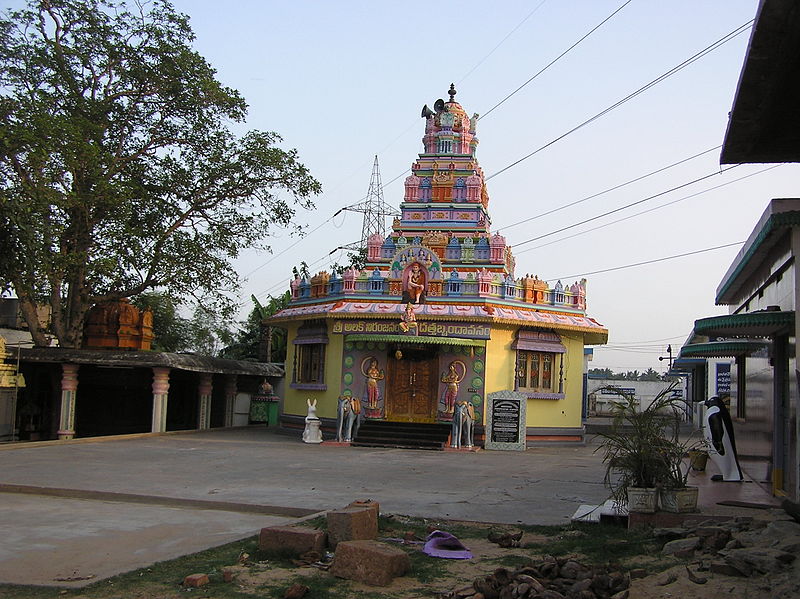 File:KukkuteswaraTempleInside-Pithapuram.JPG