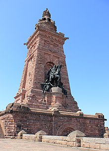 Reiterstandbild und Turm (nach erfolgter Sanierung 2015)