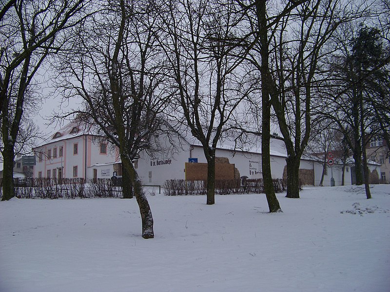 File:Kyje, fara, přes park.jpg