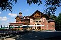 Gasthaus Honigbrunnen with forecourt, retaining walls and fencing (individual monuments to ID no. 09303062)