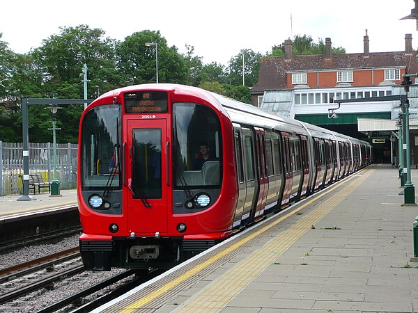 A northbound S8 Stock Metropolitan line train at Croxley heading to Watford