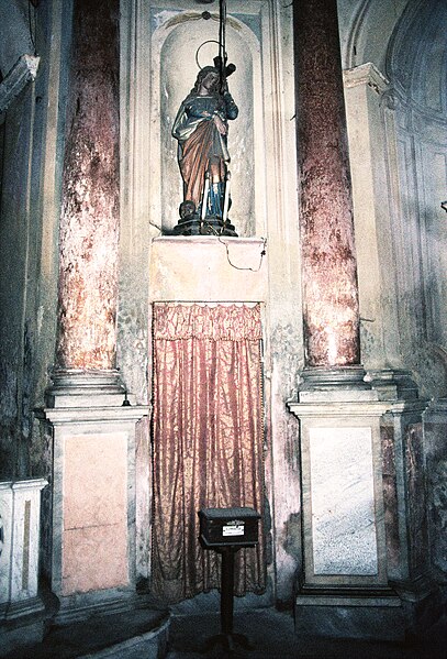 File:La Cappelletta, 1983, prima dei restauri, la statua di Santa Maria Maddalena.jpg