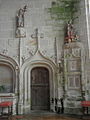 L'église de La Trinité-Langonnet : porte de la sacristie et sacraire de la costale nord du chœur, avec à gauche statue de saint Cornély et à droite celle de la Sainte-Trinité.